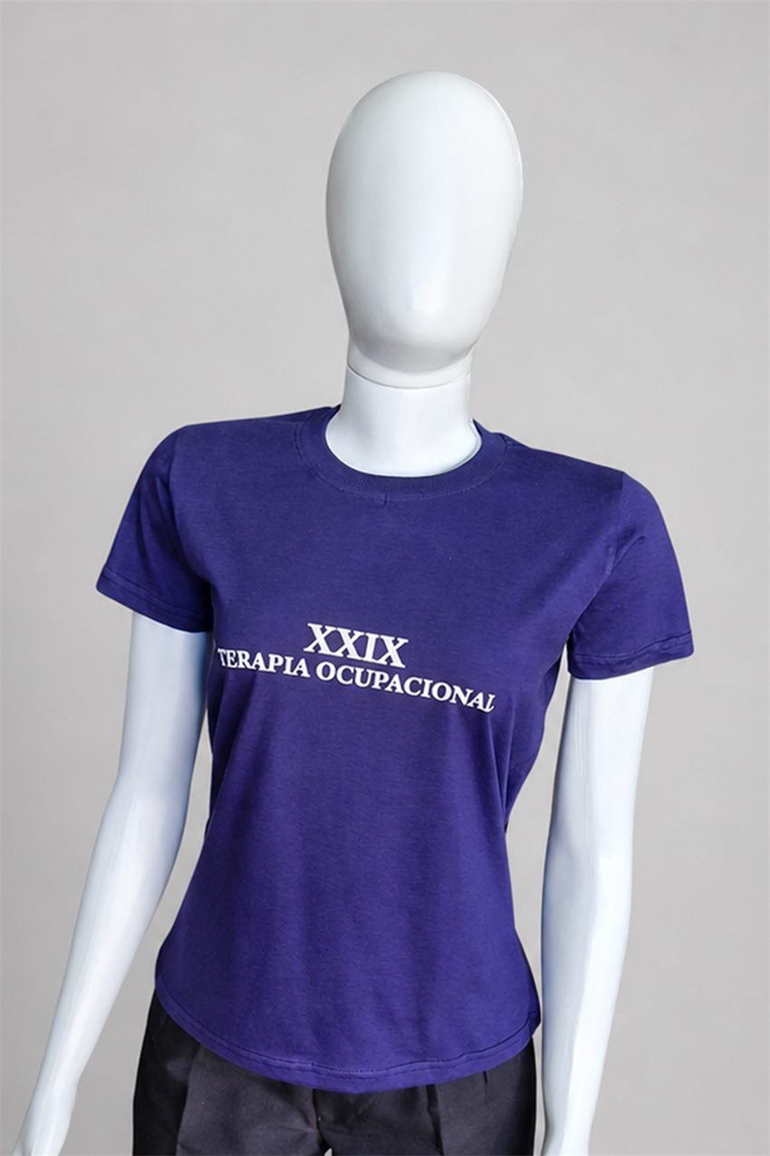 Camiseta roxa estampada com o nome da turma de Terapia Ocupacional, em manequim