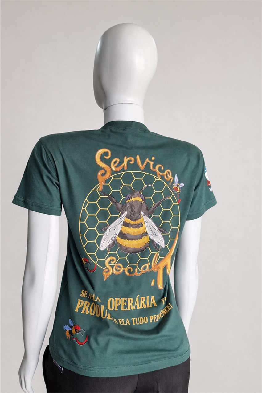 Camiseta verde com estampa grande nas costas para a turma de Serviço Social, em manequim
