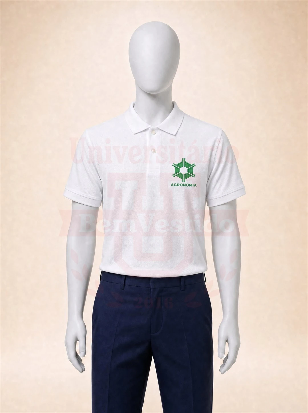 Polo branca de Agronomia com bordado hexagonal de colheita no peito, em manequim