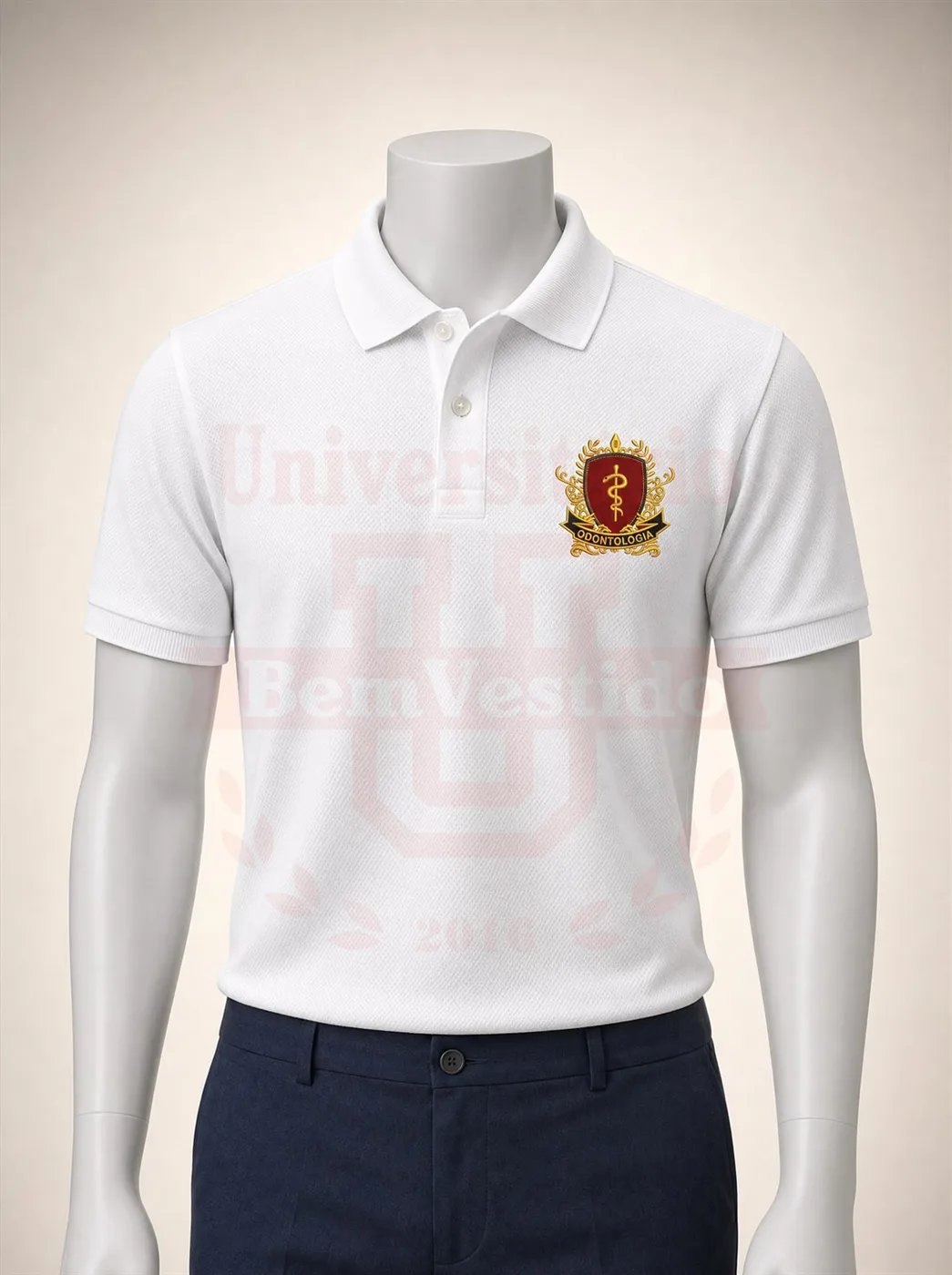 Polo branca de Odontologia com escudo vinho bordado no peito, em manequim