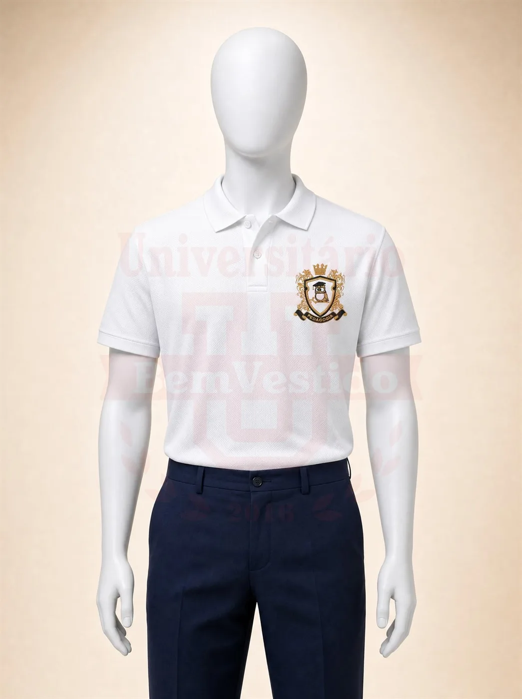 Polo branca de Pedagogia com bordado do curso no peito, em manequim