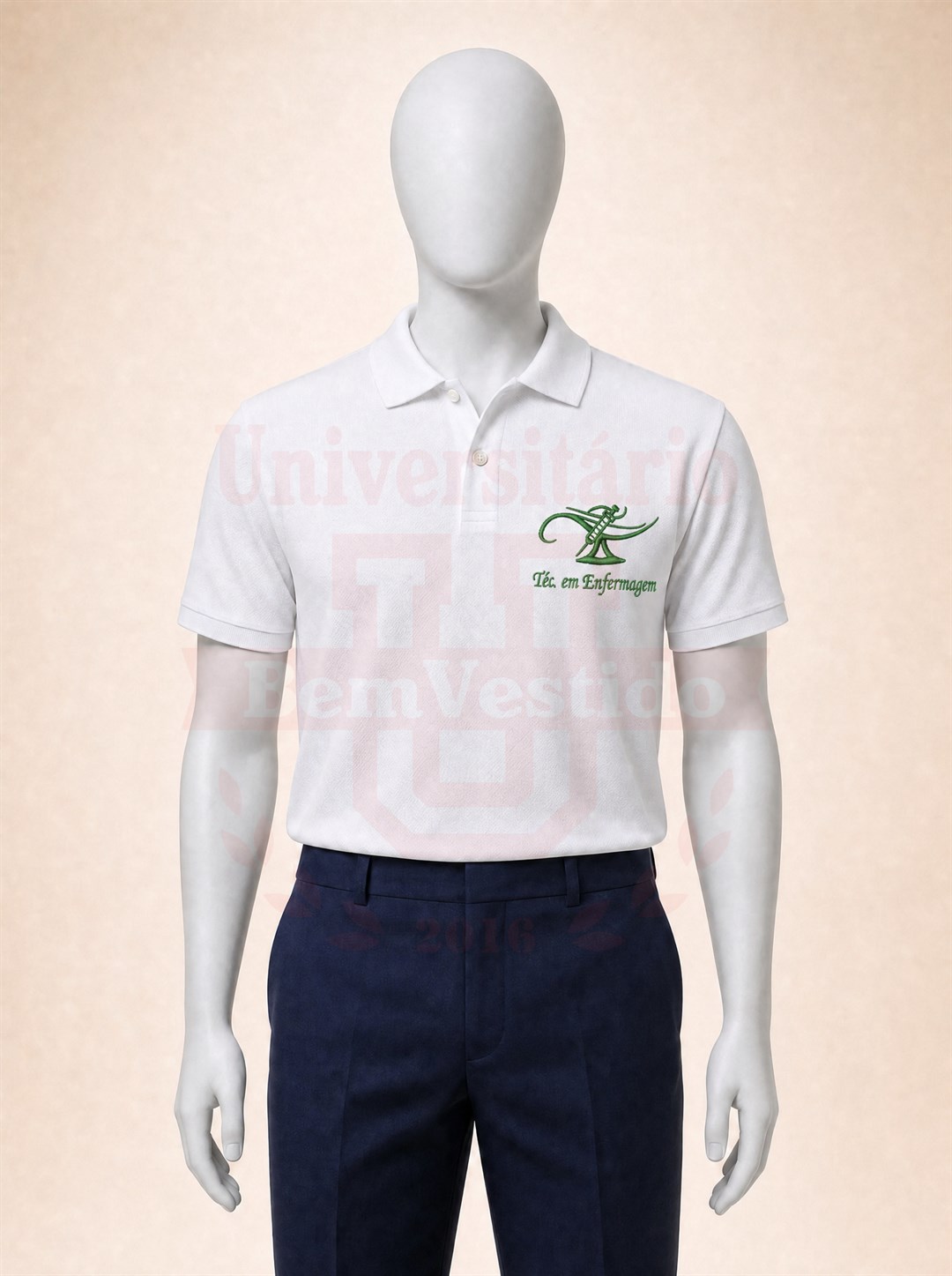 Polo branca de Técnico em Enfermagem com lamparina bordada em verde no peito, em manequim
