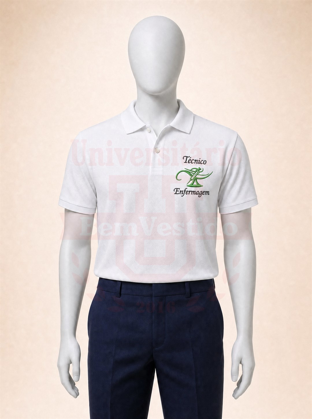 Polo branca de Técnico em Enfermagem com lamparina verde e texto em duas linhas bordados no peito, em manequim