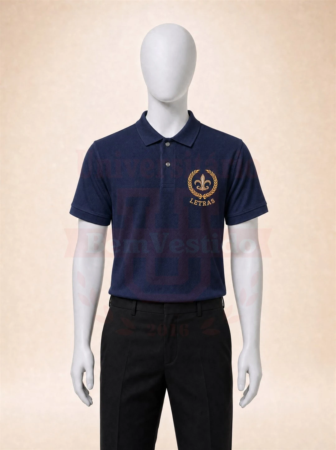 Polo azul marinho de Letras com bordado de louros e flor-de-lis no peito, em manequim