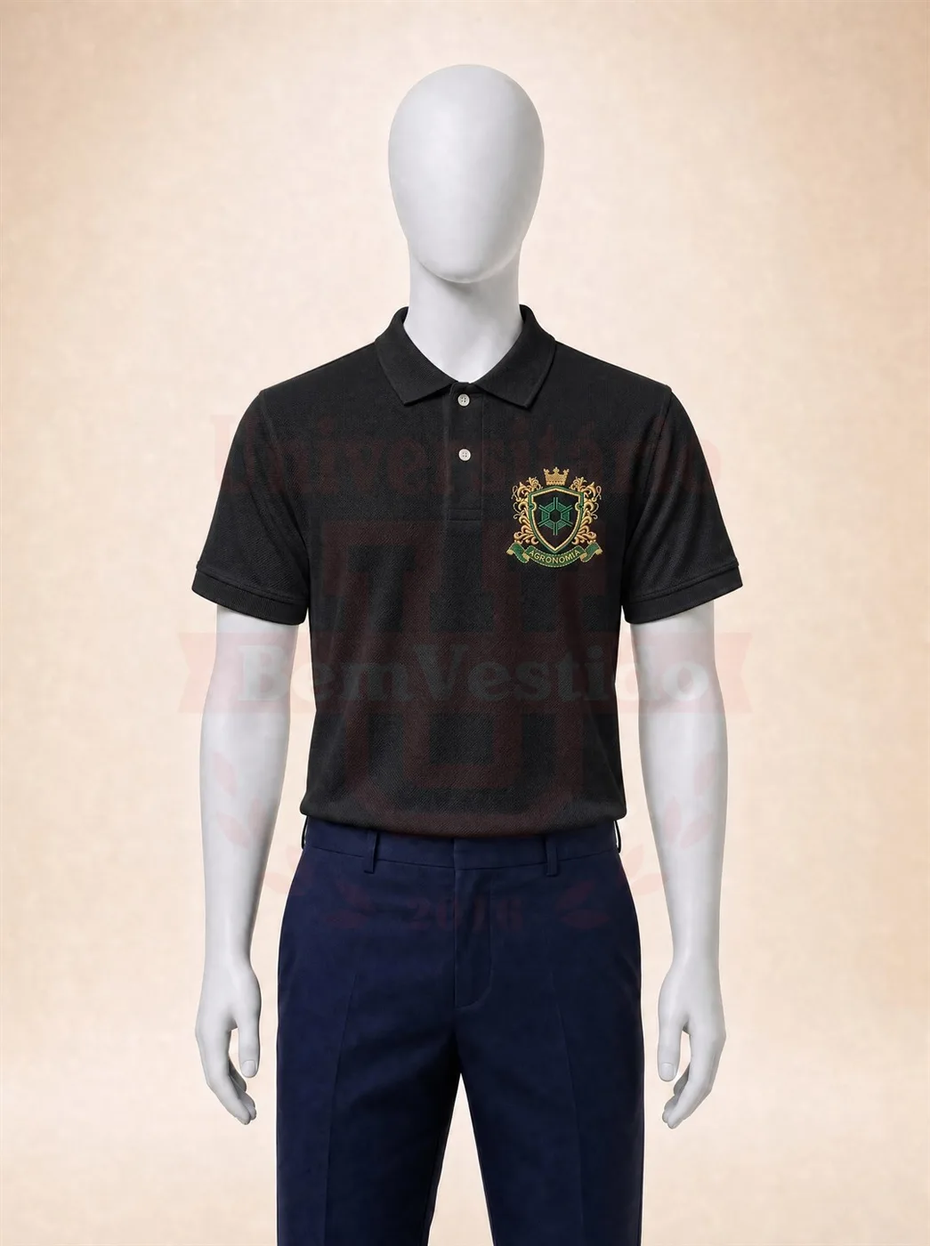 Polo preta de Agronomia com bordado do curso no peito, em manequim