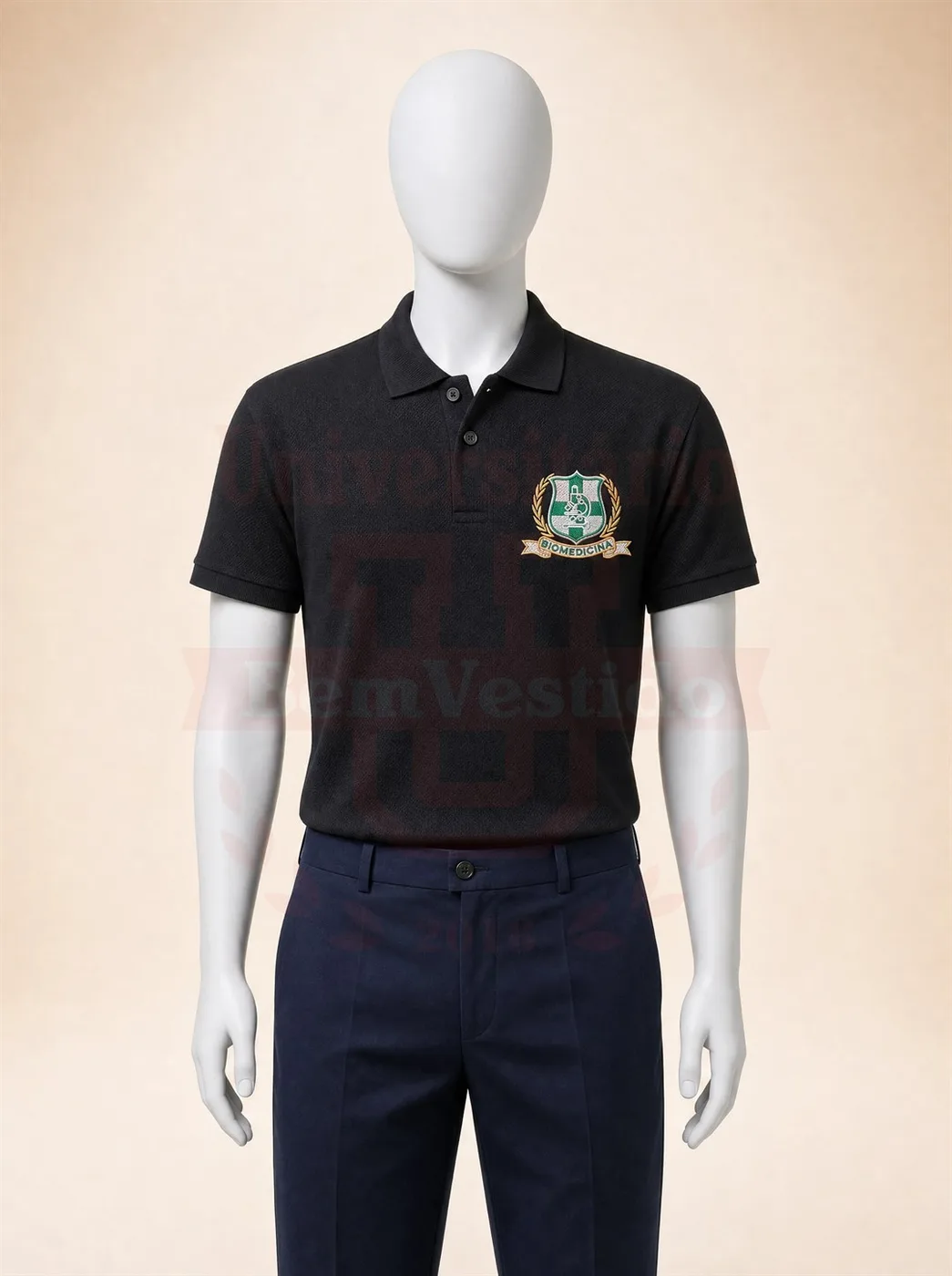 Polo preta de Biomedicina com bordado do curso no peito, em manequim