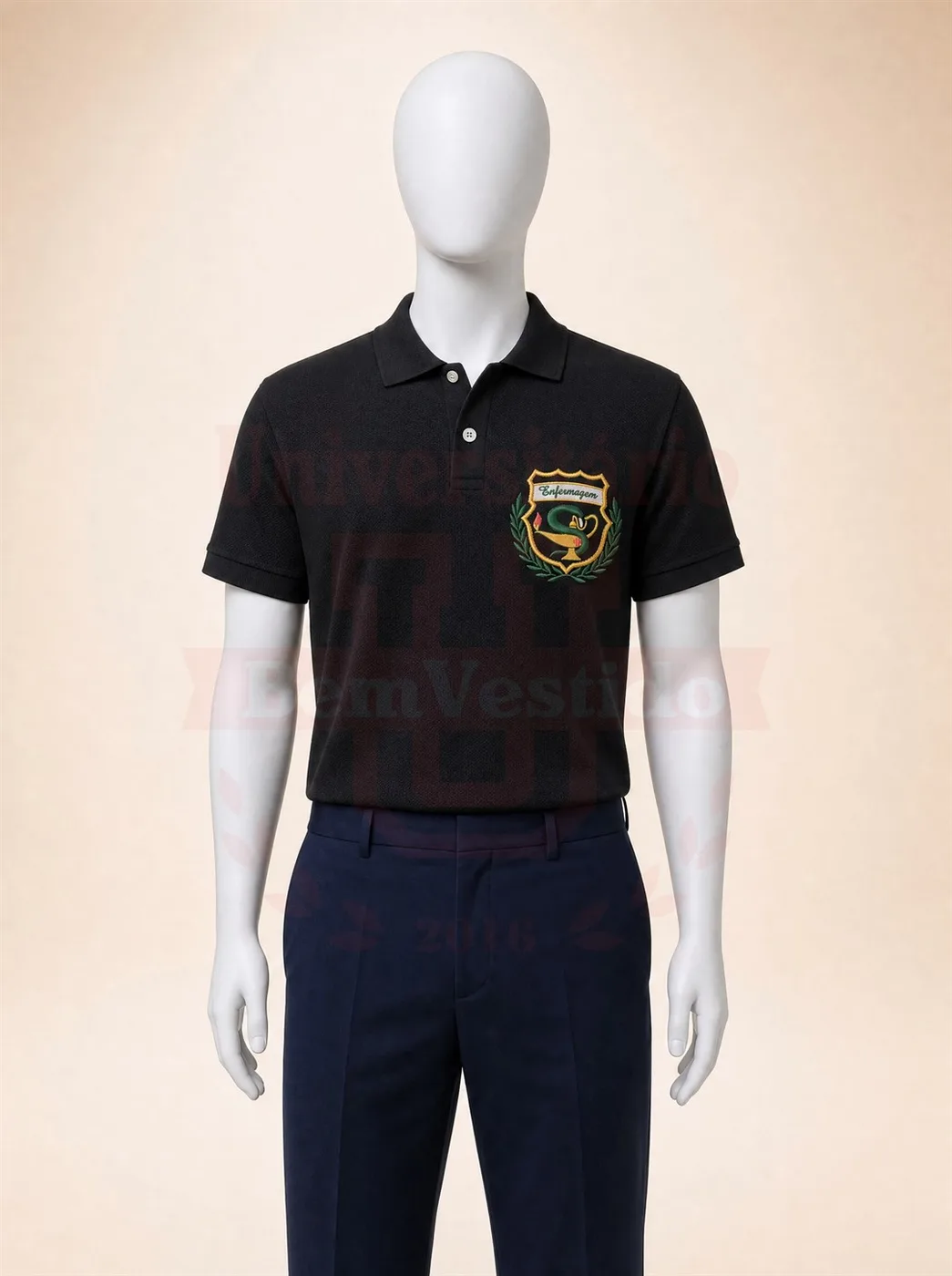 Polo preta de Enfermagem com brasão escudo e louros bordados no peito, em manequim