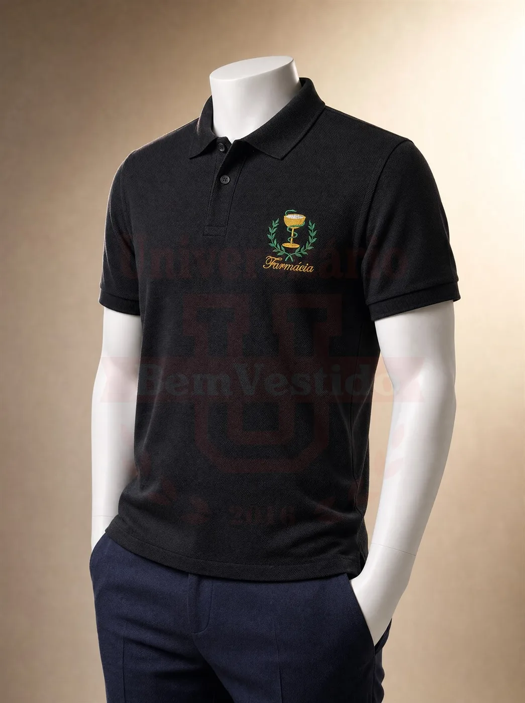 Polo preta de Farmácia com bordado do curso no peito, em manequim