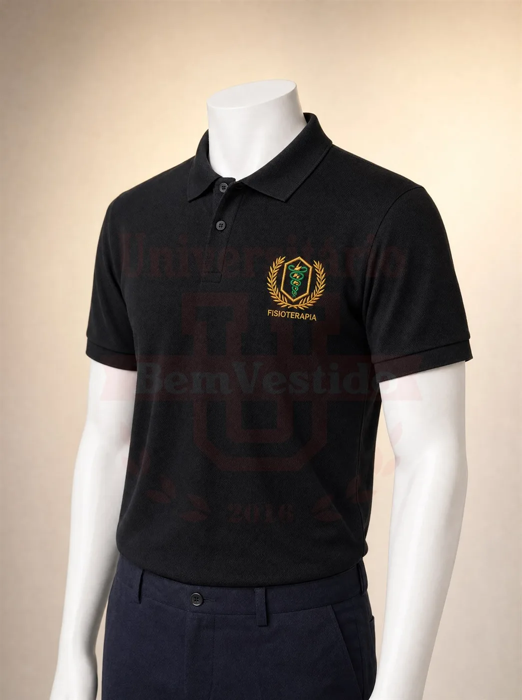 Polo preta de Fisioterapia com emblema hexagonal dourado bordado no peito, em manequim