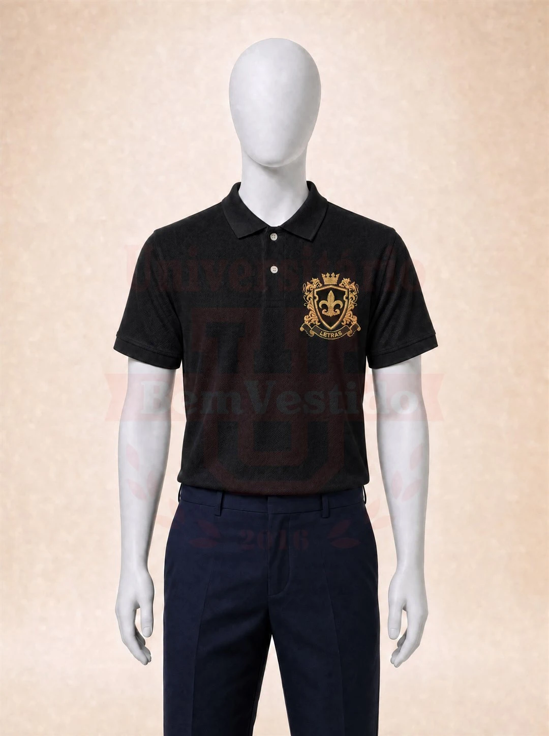 Polo preta de Letras com bordado de escudo e livro no peito, em manequim
