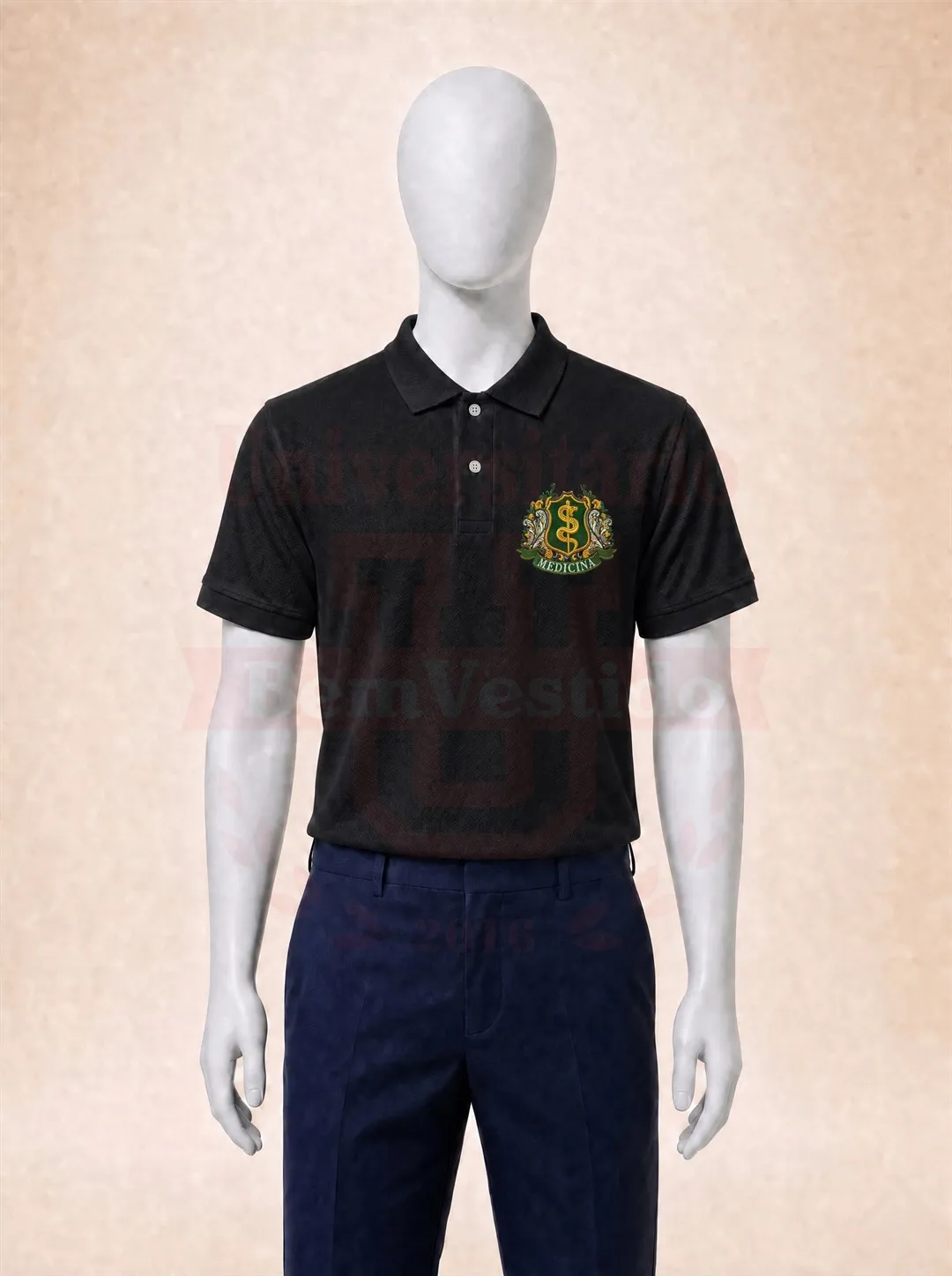 Polo preta de Medicina com bordado escudo e serpente no peito, em manequim
