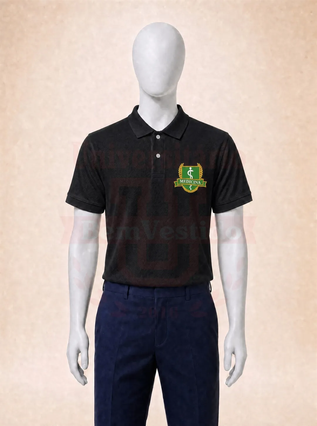 Polo preta de Medicina com escudo de faixa verde no peito, em manequim