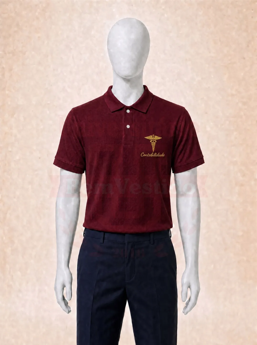 Polo vinho de Contabilidade com caduceu cursivo no peito, em manequim