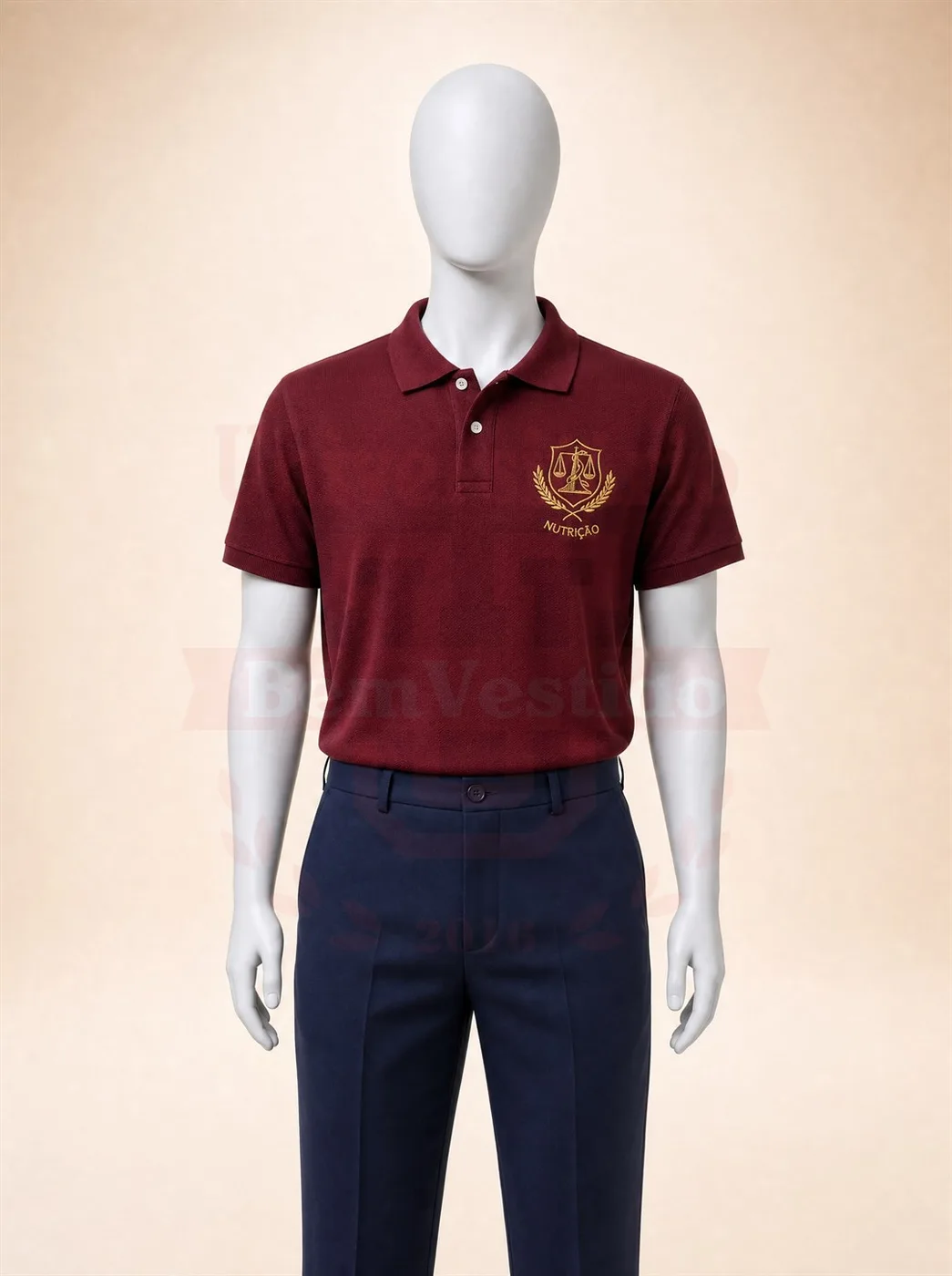 Polo vinho de Nutrição com escudo e louros dourados bordados no peito, em manequim