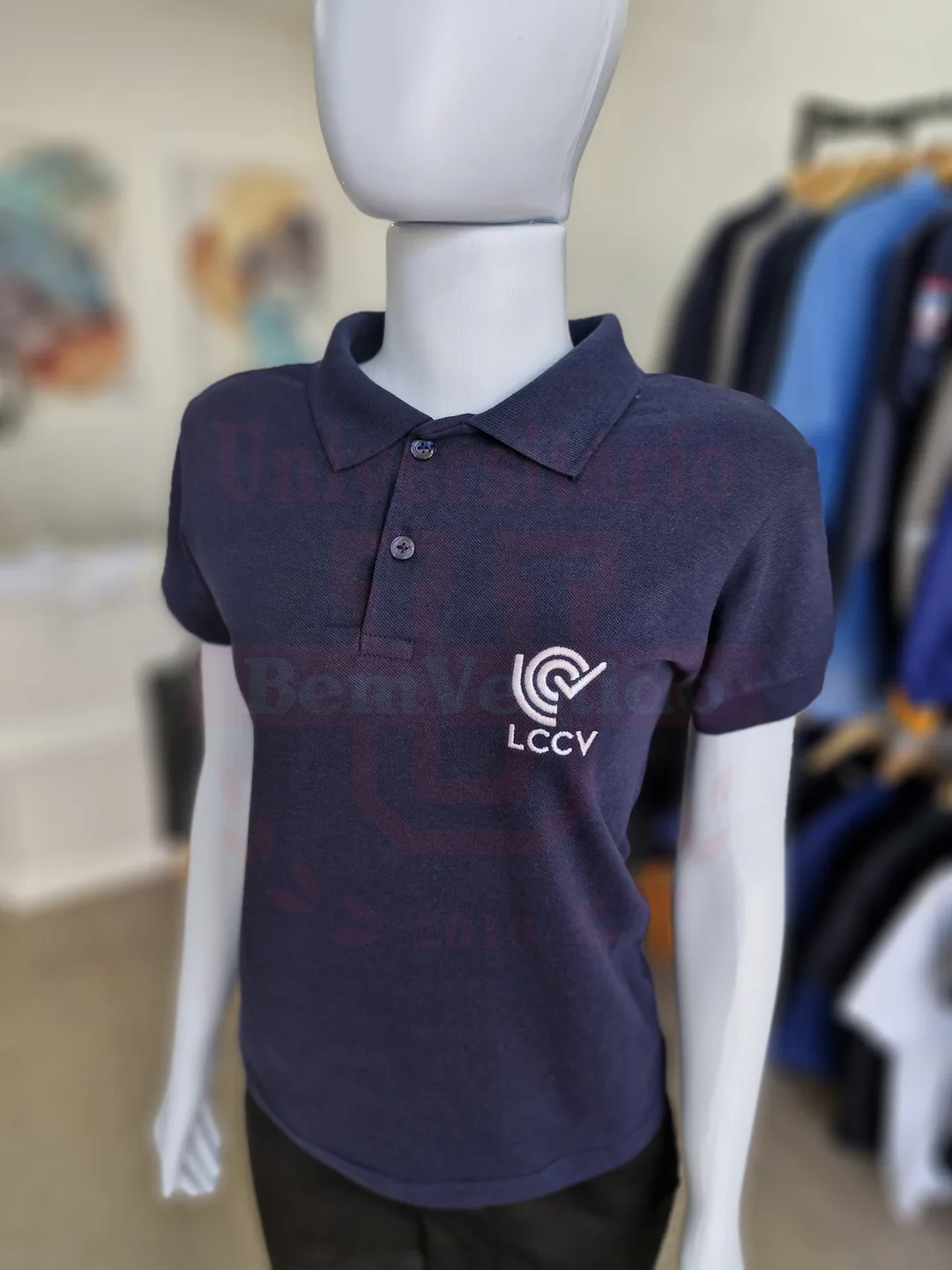 Polo piquet marinho com a logo de uma empresa bordada no peito