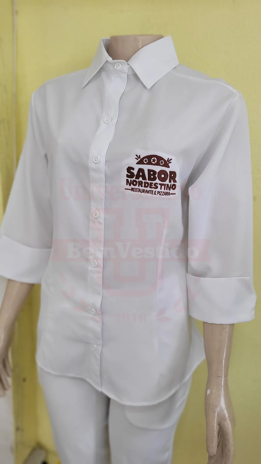 Camisa social branca com bordado de restaurante