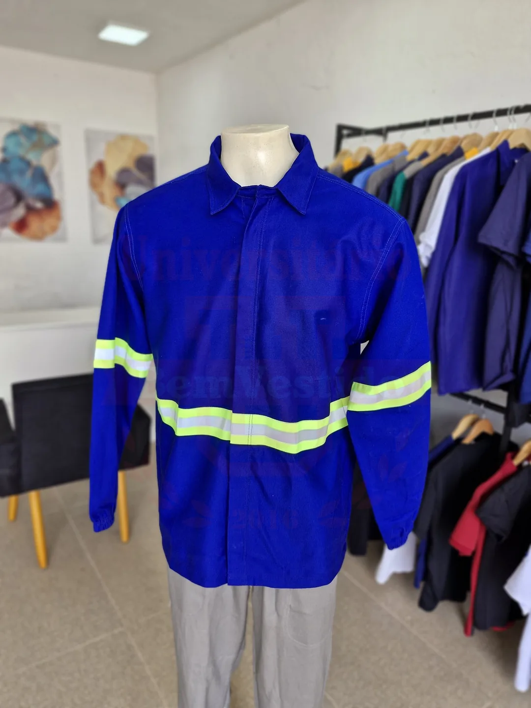 Camisa brim azul royal com faixa refletiva