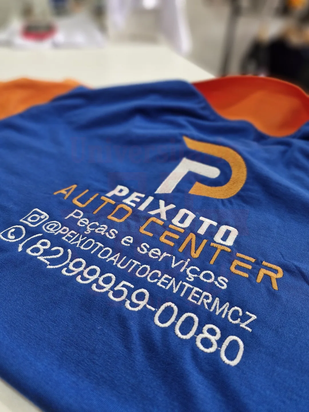 Bordado de perto com logo e contatos da empresa