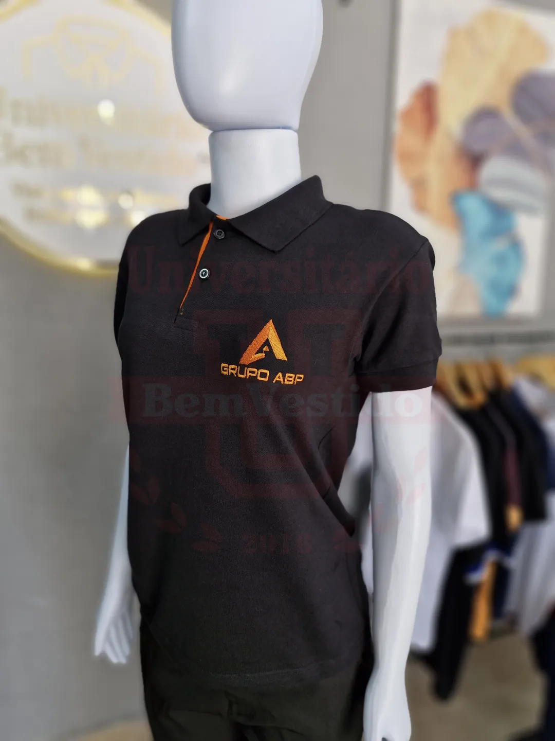 Polo piquet preta com logo laranja bordada no peito