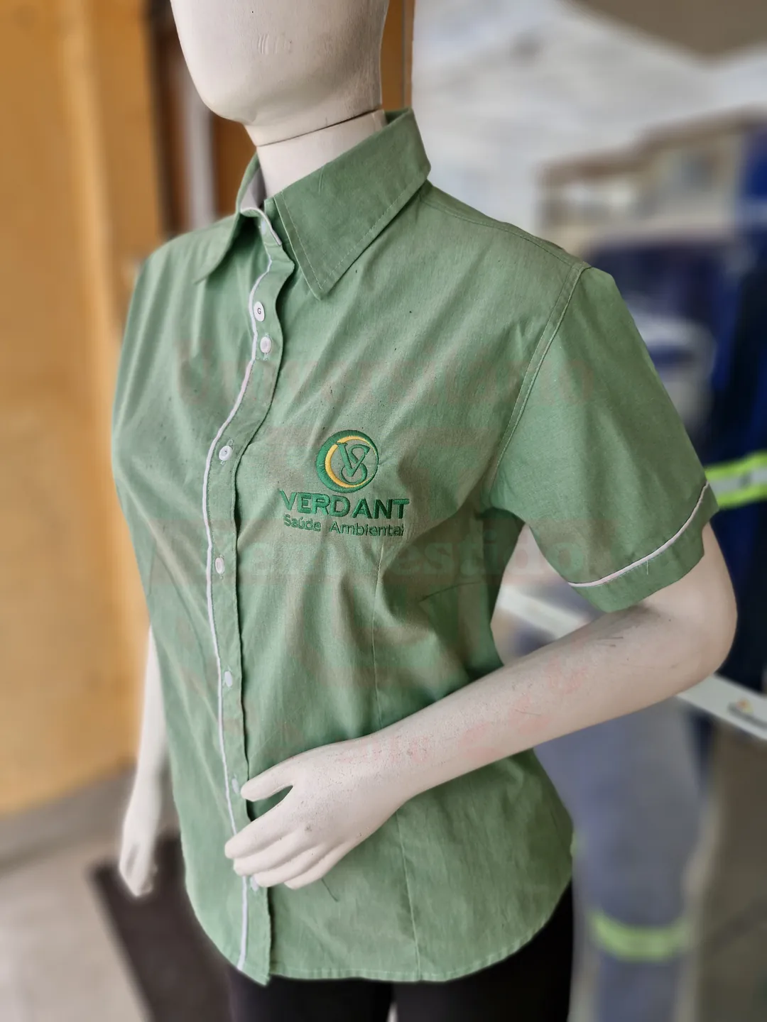 Camisa social feminina verde com logo bordada no peito