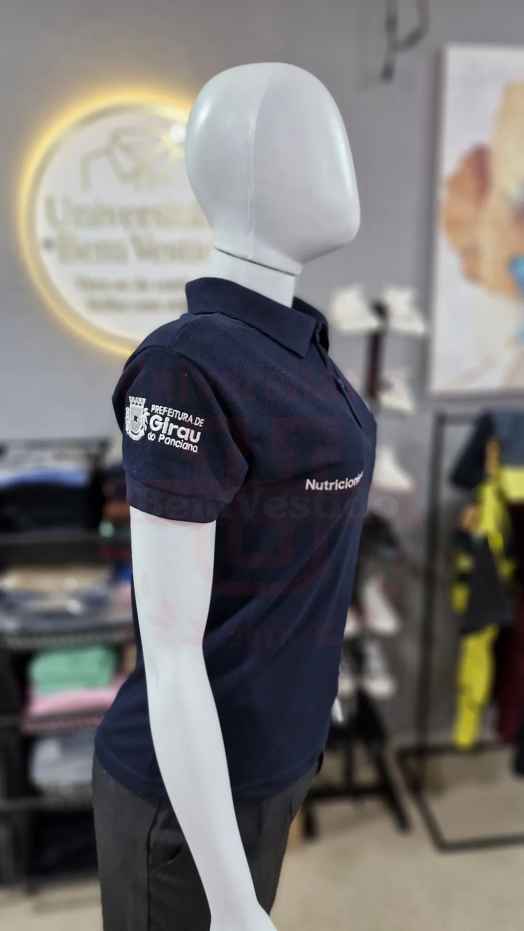 Polo marinho feminina de prefeitura com brasão na manga