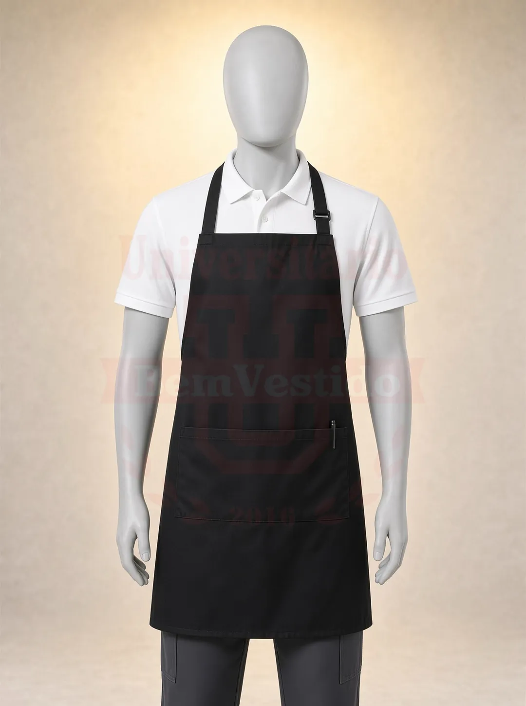 Polo branca com avental preto de cozinha em manequim
